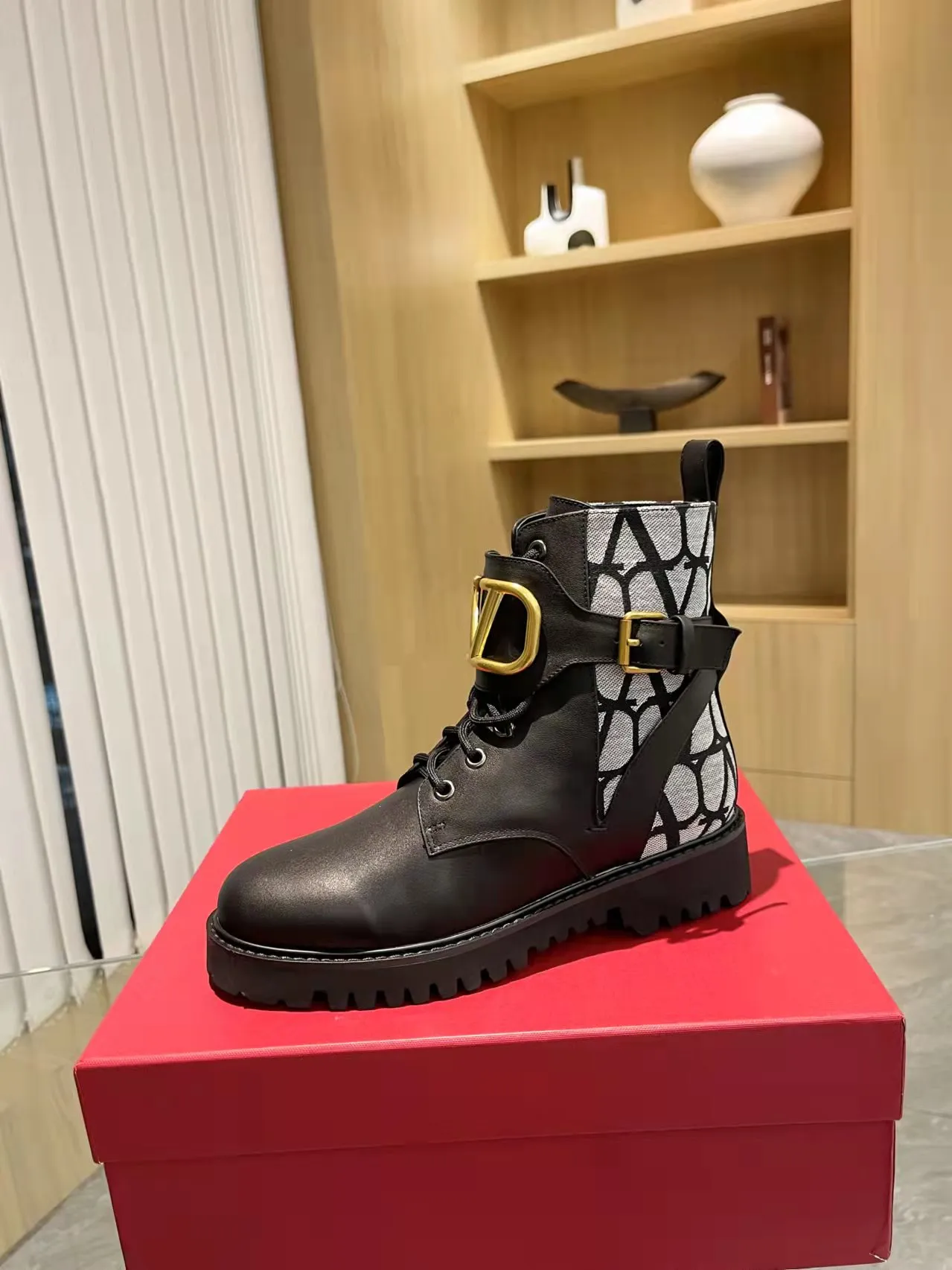 👟👟Ex-factory price 540👟👟 𝑉𝐴𝐿𝐸𝑁𝑇𝐼𝑁𝑂 Valentino's new autumn and winter Martin boots. The unique [V logo fabric print pattern] brings out a full sense of high-end, worth buying★Absolutely high-grade❥Original method Absolute sensibility❥Elegant style Create a different feeling, simple and elegant style!  Fabric: fabric printed cloth + imported cowhide. Lining: inner sheepskin. Bronze large buckle with high-end printing. Color: black, brown. Size: 35-41. (42 customized items cannot be returned or exchanged)